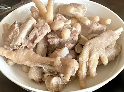 Chicken claw chop peanut soup