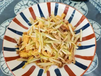 White mushroom eggs are fried