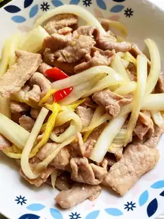 The cabbage with fried meat