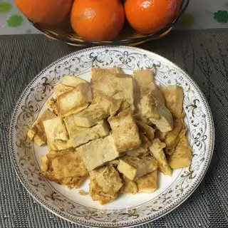 Eggs are fried tofu
