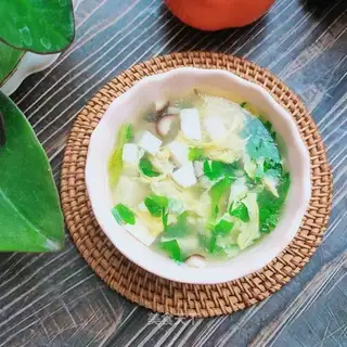 Celery-leaf mushroom tofu soup