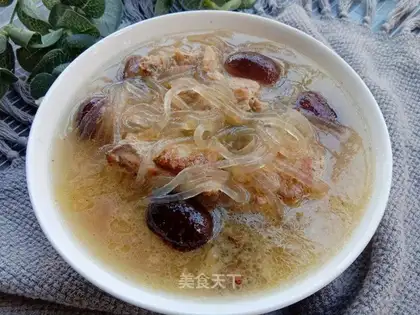 A chicken soup with red dates