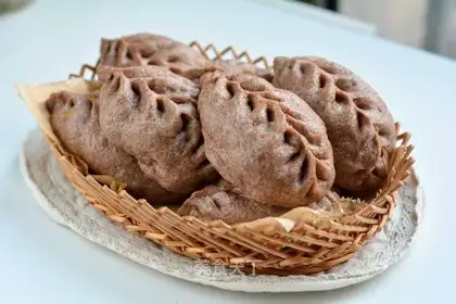 Black whole wheat pork carrot bun