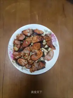 A spicy sausage with mushrooms