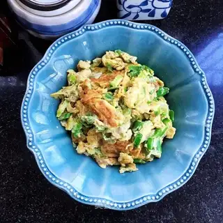 Onion pepper fried eggs
