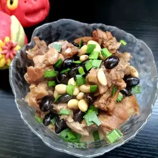 Two bean-cooked pig hoof