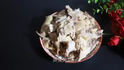 A simple version of a white chicken