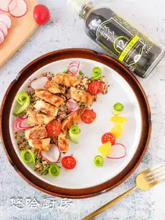 Three-colour quinoa chicken salad