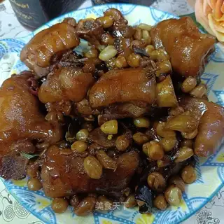 Peanuts burn pigs' feet
