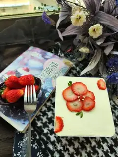 Strawberry box cake