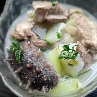 Sea cucumber bouquet soup