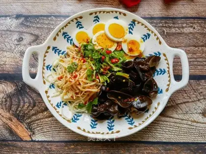 Golden pins, mushrooms, lumbered eggs