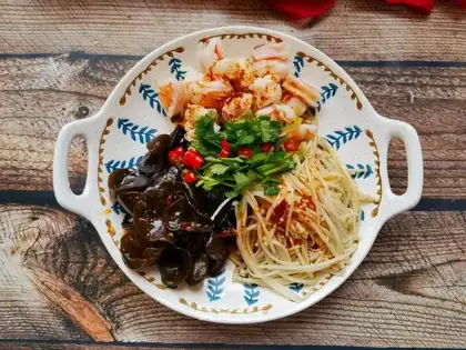 Gold needles, mushrooms, prawns