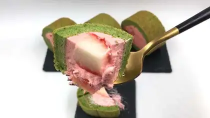 Tea strawberry rolls