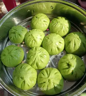 A spinach juice bun