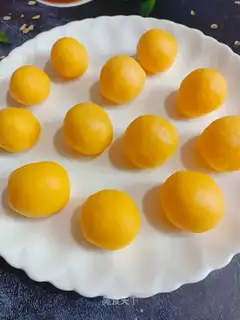 A yellow milk pie