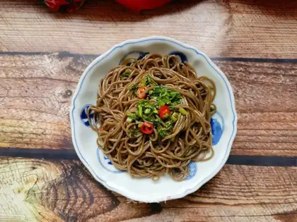 The fragrance sauce and the wheat noodles