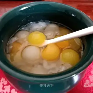 A three-coloured ball with snow clams