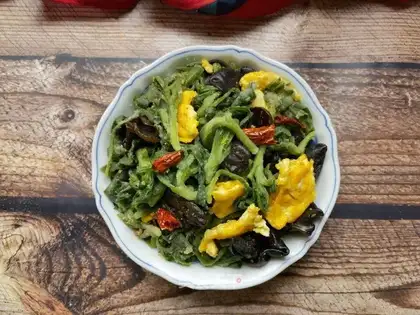 Steamed noodles and wooden eggs