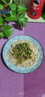 Scrambled meat sauce with black noodles