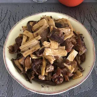Cow bands burning moose mushrooms