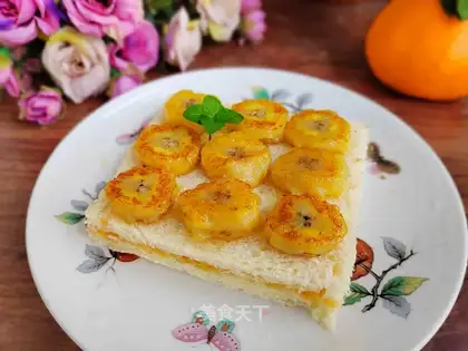 Peach sauce banana sandwich