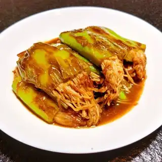 Tied peppers with golden needle mushrooms