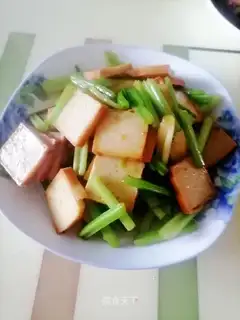 Celery fried fish tofu