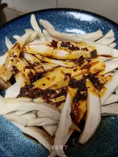 The cold hands tore the apricot mushrooms