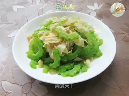 Squeeze the tofu and make the bitter melon