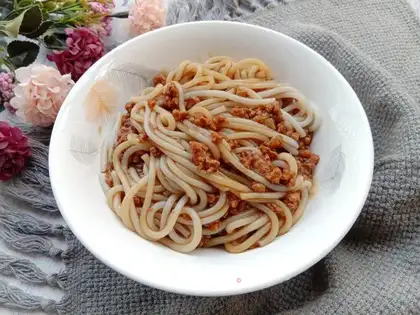 Meat sauce and rice powder