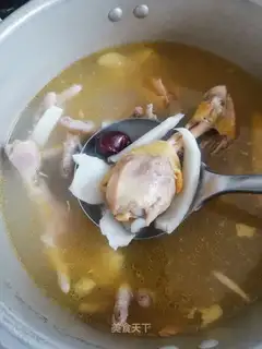 Coconut-dry date chicken soup