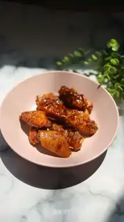 The chicken's got wings