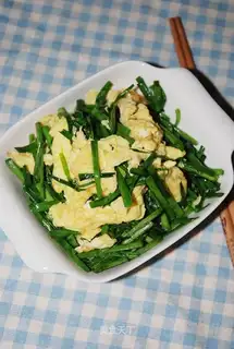 Scrambled eggs with garlic sprouts