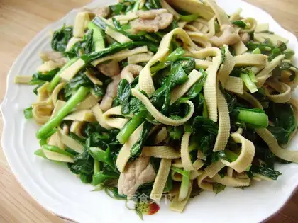 stir-fried pork with dried leeks and tofu