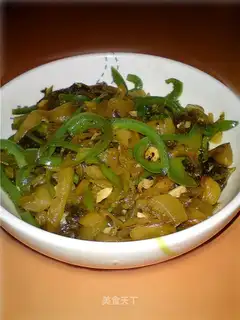 stir-fried shredded green pepper with pickled cabbage