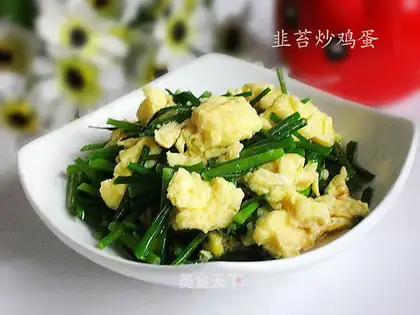 Scrambled eggs with leek moss