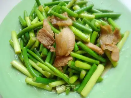 stir-fried pork with garlic sprouts