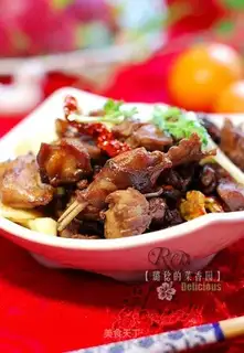 Spicy and dry stir-fried diced rabbit
