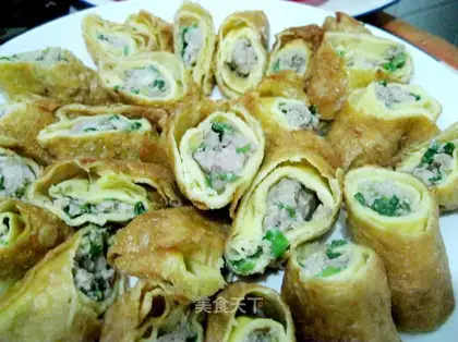 Crispy meat and vegetable egg roll