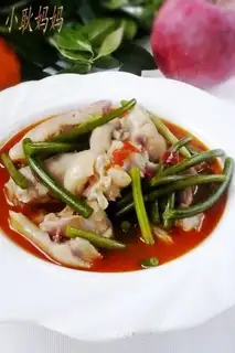 Roasted pig's feet with garlic sprouts
