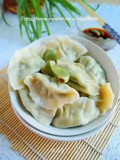 Vegetable dumplings with leek and egg