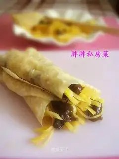 Fungus and shredded potatoes spring pancake