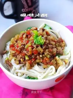 Handmade noodles with mixed sauce