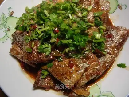 Roasted hairtail with chopped pepper