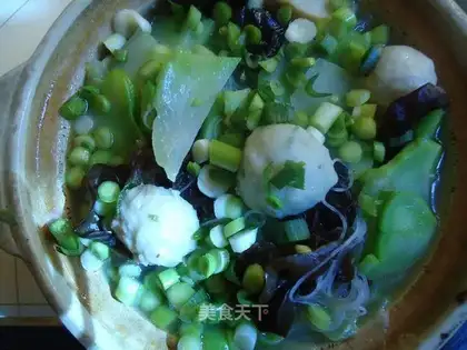 Fish ball soup with green vegetables and fungus
