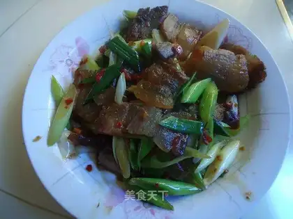 stir-fried bacon with garlic sprouts and pepper