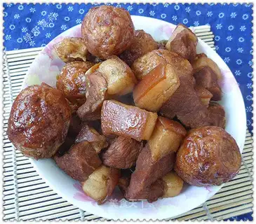 Roasted pork with tiger skin eggs
