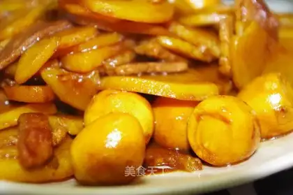 Sauce simmering potatoes