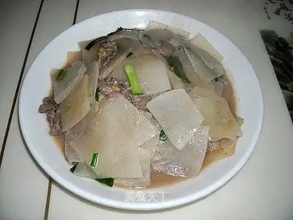 stir-fried beef with carrot slices